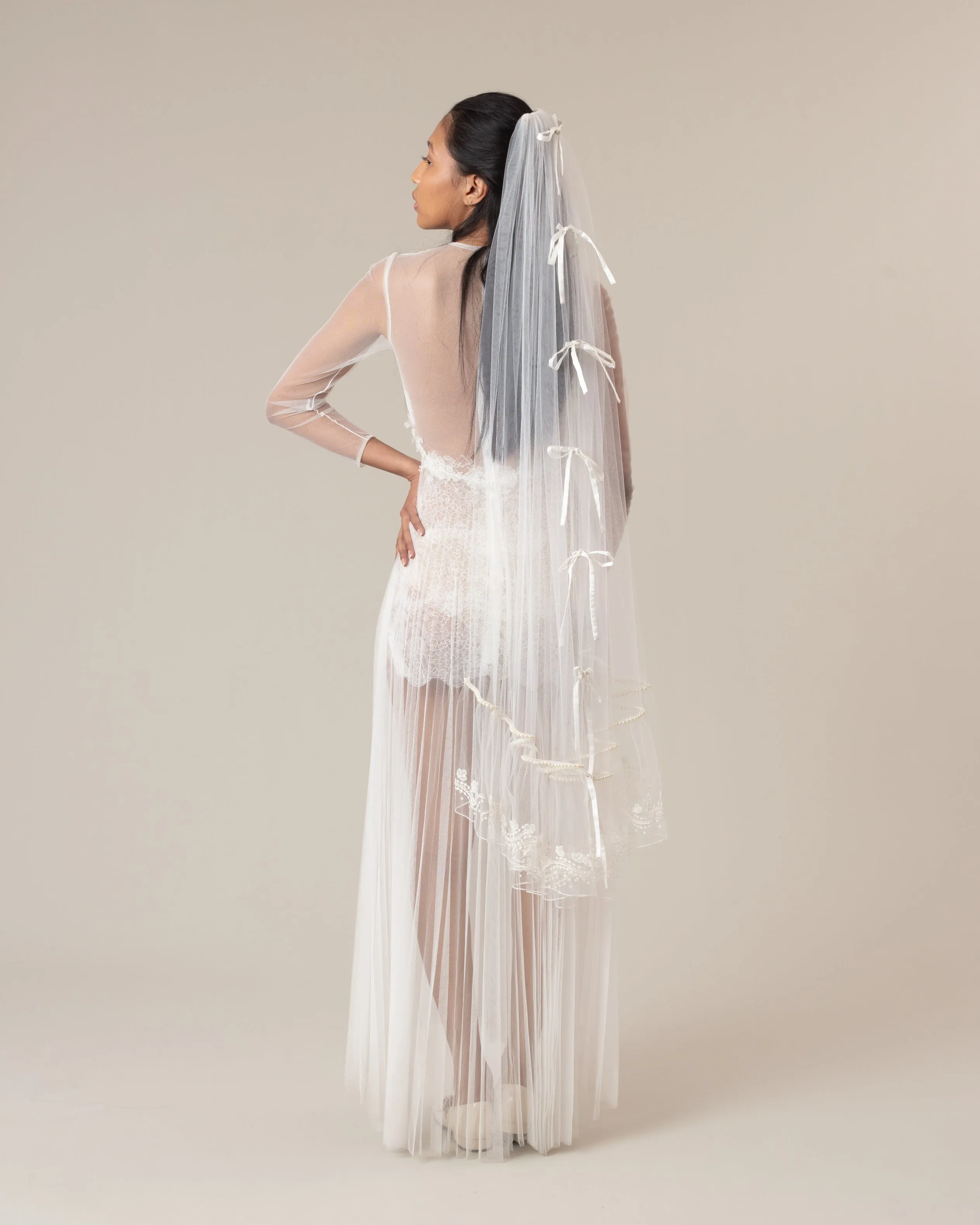 MARTINA SATIN BOWS AND PEARLS EMBROIDERED VEIL