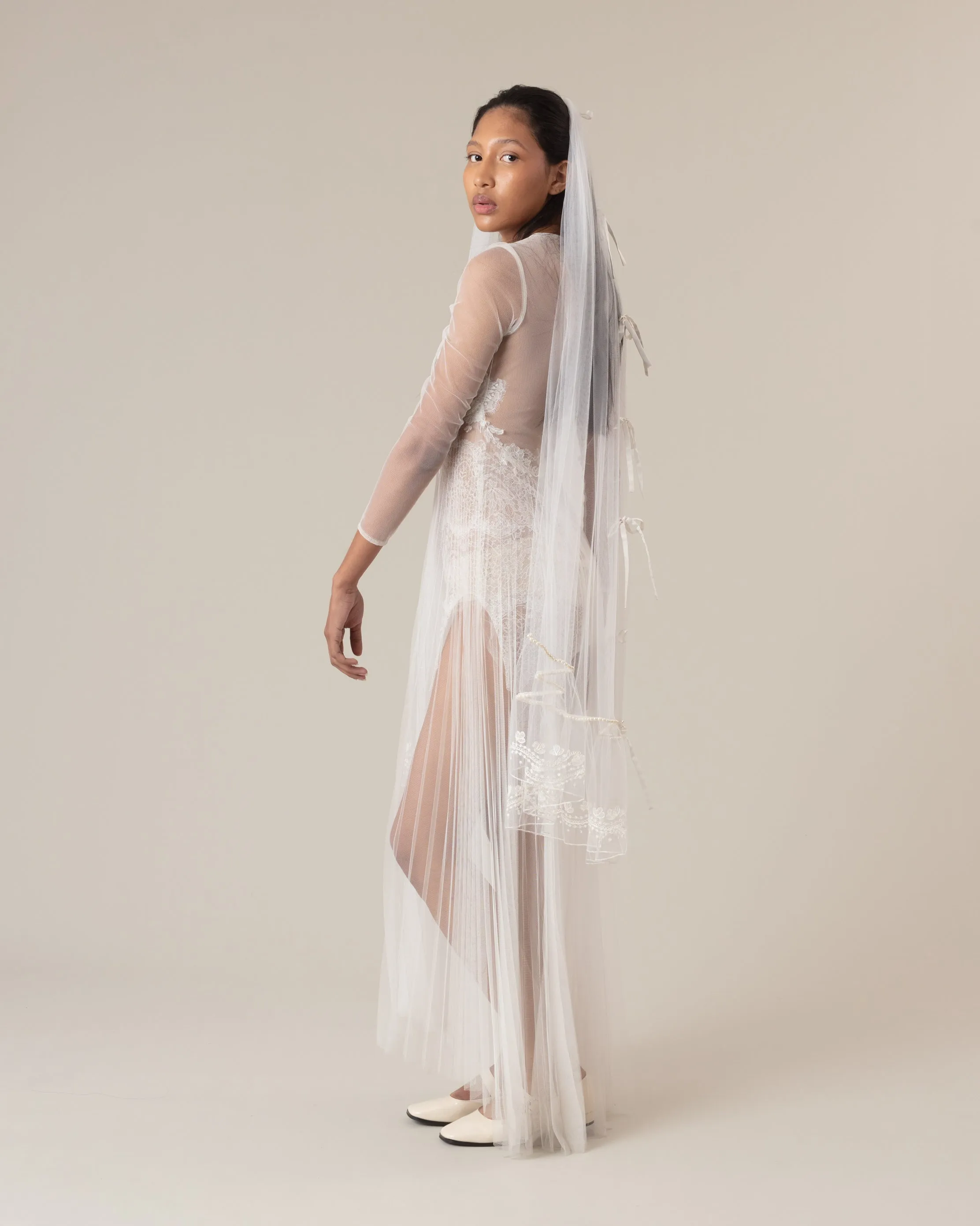 MARTINA SATIN BOWS AND PEARLS EMBROIDERED VEIL