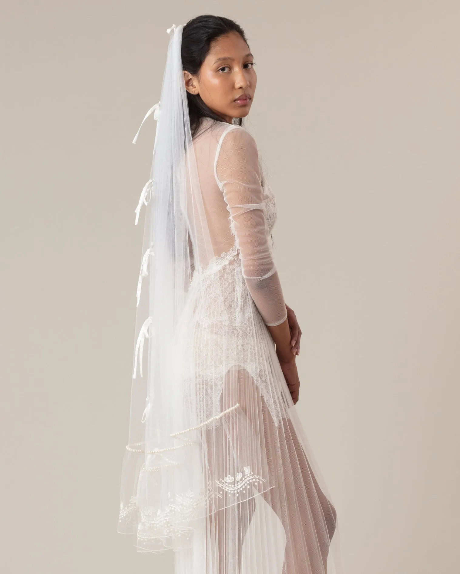 MARTINA SATIN BOWS AND PEARLS EMBROIDERED VEIL