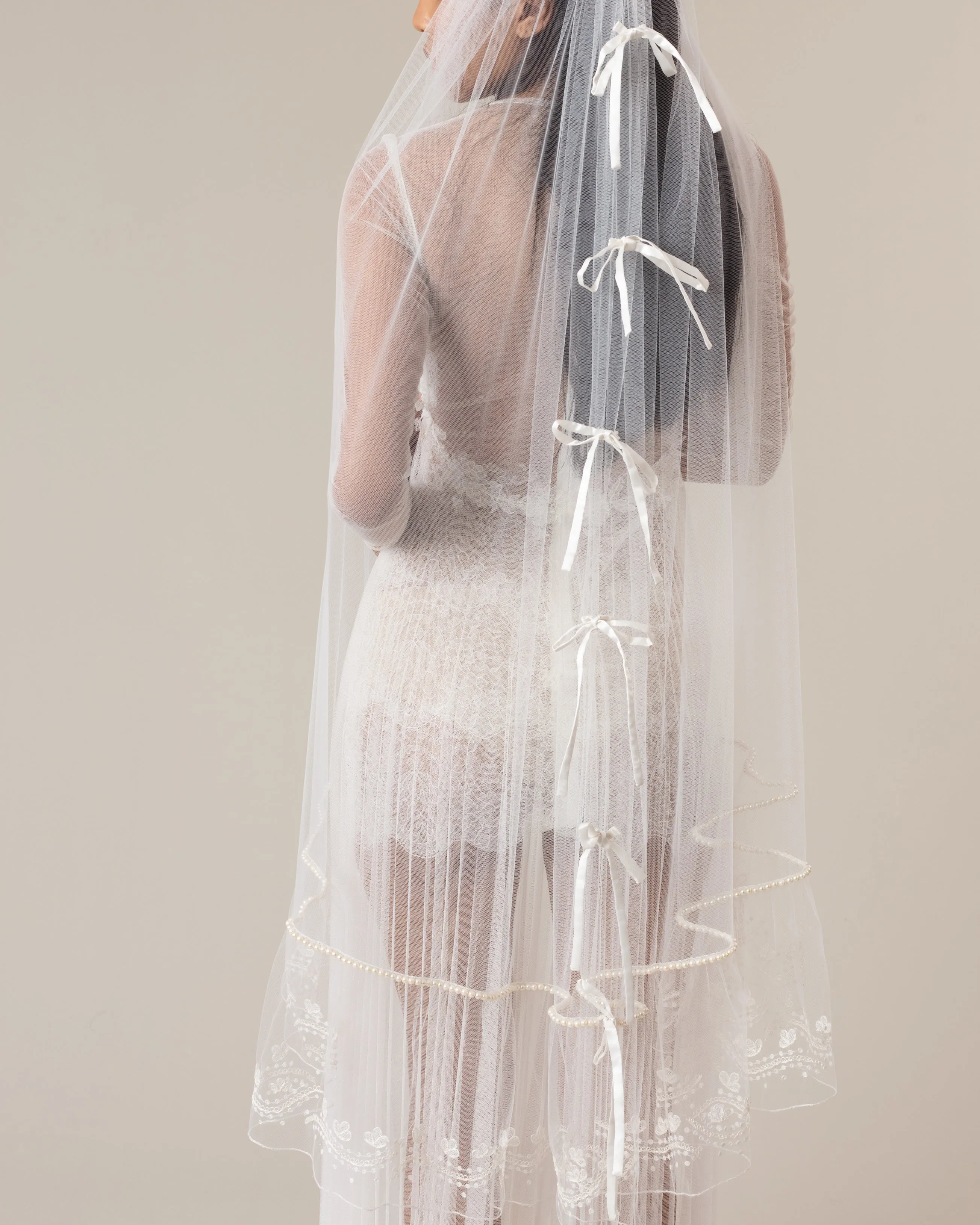 MARTINA SATIN BOWS AND PEARLS EMBROIDERED VEIL