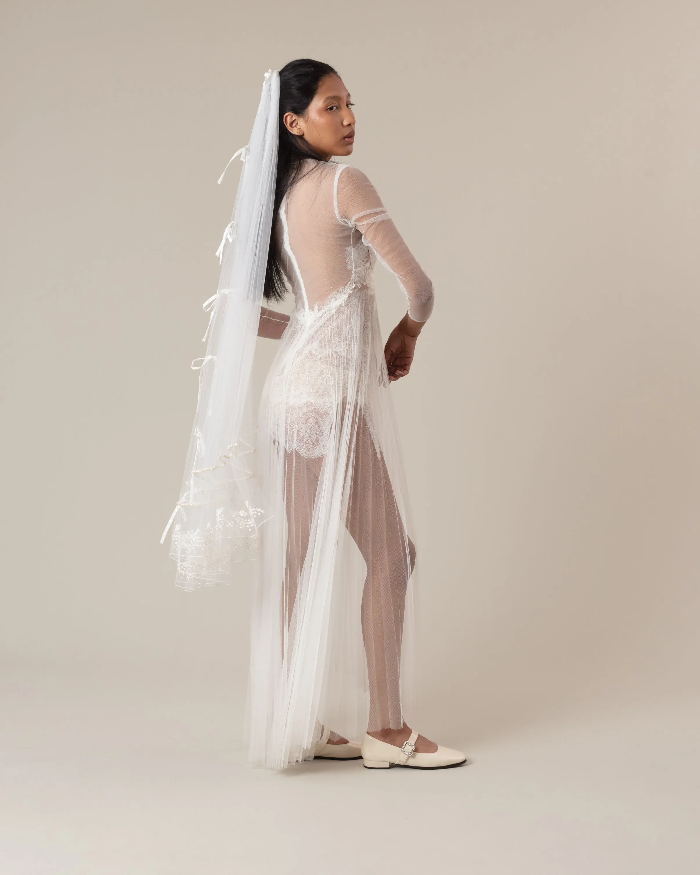 MARTINA SATIN BOWS AND PEARLS EMBROIDERED VEIL