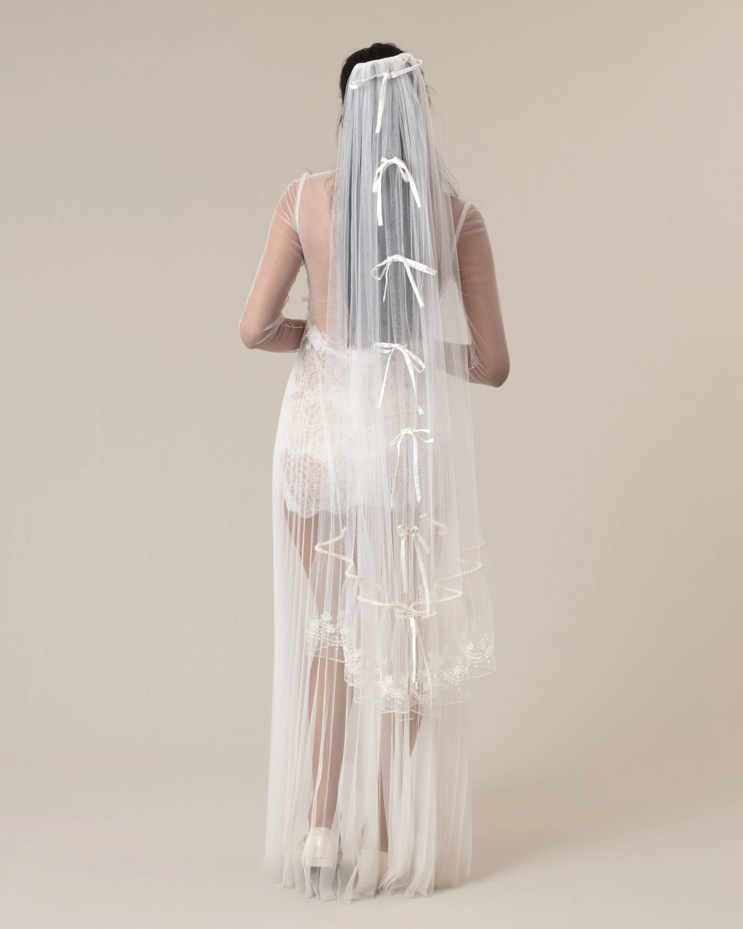 MARTINA SATIN BOWS AND PEARLS EMBROIDERED VEIL
