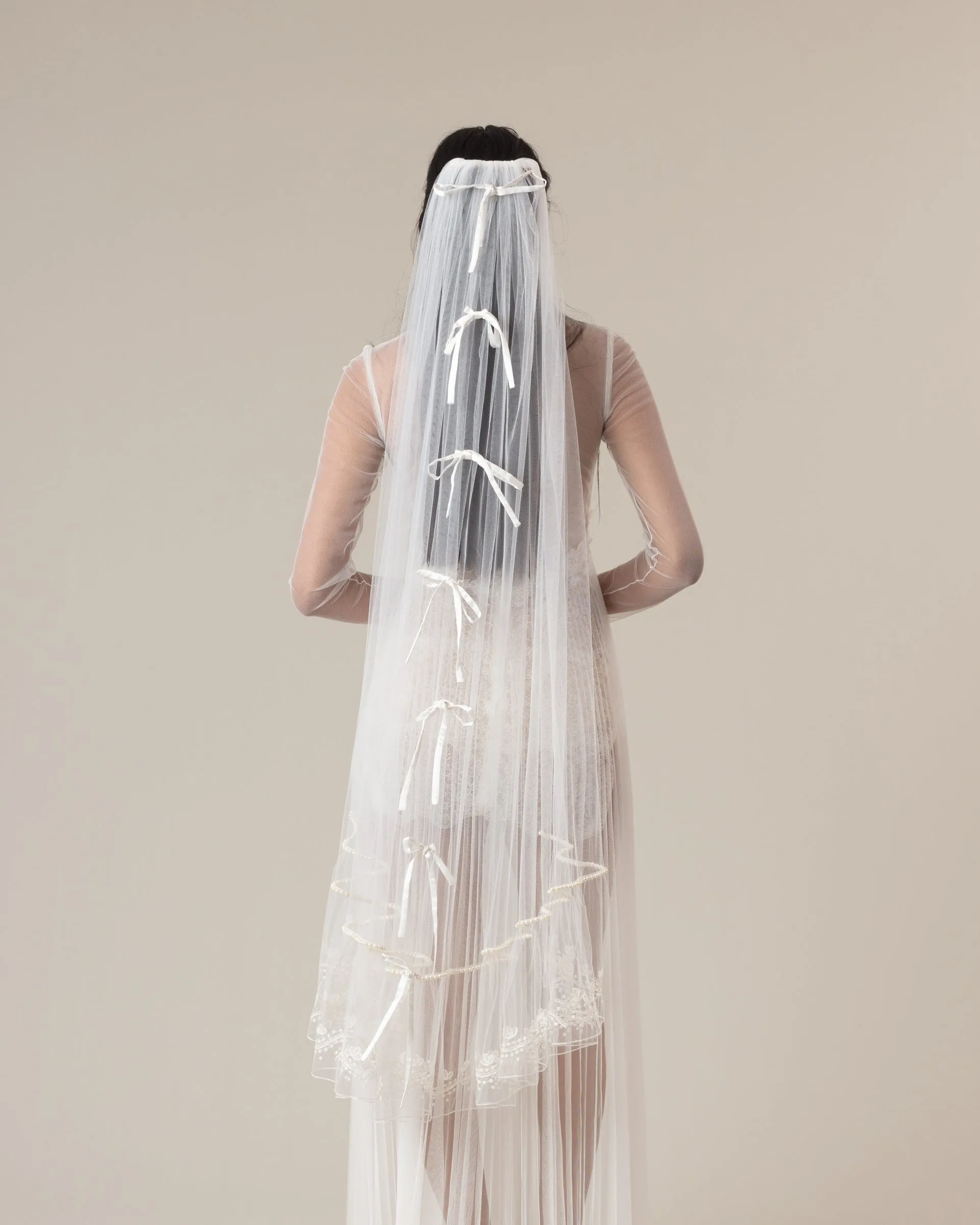 MARTINA SATIN BOWS AND PEARLS EMBROIDERED VEIL